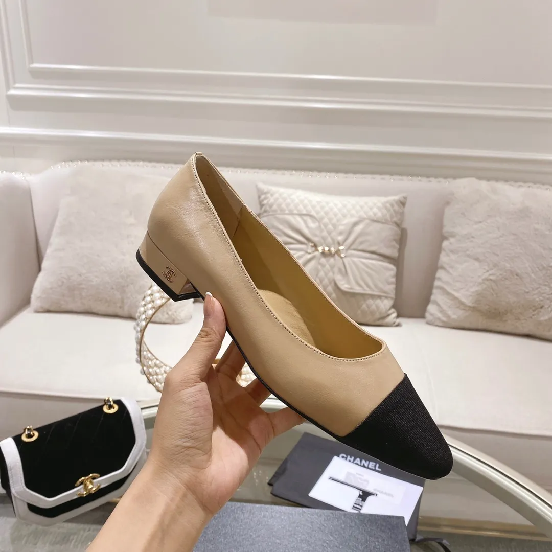 👟👟Ex-factory price 440👟👟 Chanel - Spring and summer classic color-blocked thick heel single shoes ⚠ Fashionable catwalk style ❤ Mixed splicing colors, empty toe style on the inside, 2.5cm thick heel with small logo embellishment, a fashionable interpretation! How to match the series to look good! Original customized wood-colored genuine leather outsole, imported sheepskin surface, goatskin lining for feet... 34-40 regular size (41.42.43 custom-made, non-returnable) 🎁Latest full set of packaging at the counter